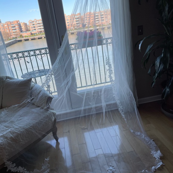 New with tags Kleinfeld Wedding Veil - Picture 2 of 2